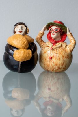 Frau mit Muff und Frau mit rotem Schal Frau mit Muff und Frau mit rotem Schal